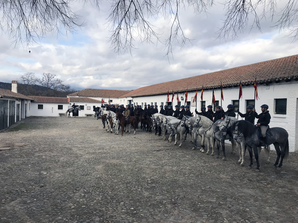 El Escuadrón de Escolta Real en la finca “Los Molinillos” preparados para iniciar la marcha a caballo 