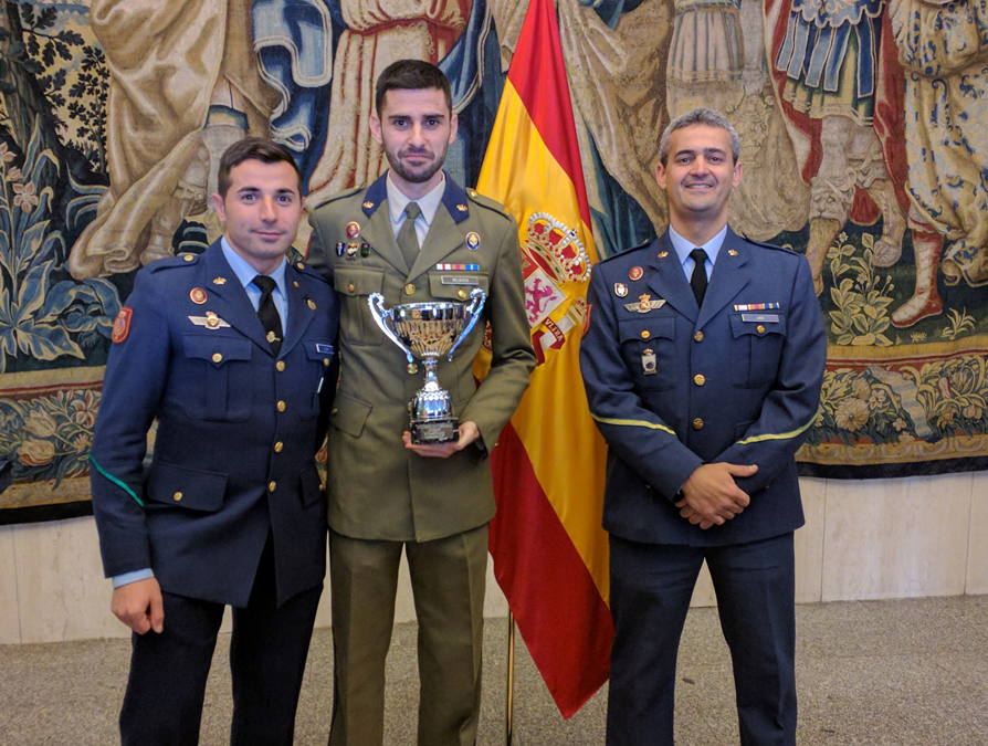 Personal del combinado de la Guardia Real con el trofeo que les acredita como campeones del XVII Torneo de futbol sala organizado por el Ministerio de Defensa
