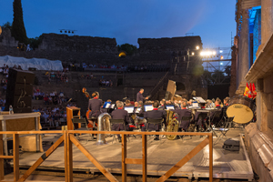 Himno Nacional interpretado por la Unidad de Música en el teatro romano de Mérida 