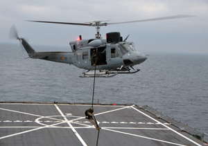 Ejercicio 'Fast-rope' sobre plataforma naval desde helicóptero 'AB-212' 