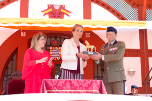 Su Alteza Real la infanta doña Elena hizo entrega del premio “Caballo de Oro” a la Guardia Real que fue recibido de sus manos por nuestro coronel jefe, Eduardo Diz Monje