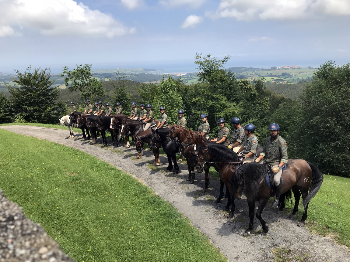 Jinetes y caballos de la Batería Real han desarrollado una semana de instrucción en Cantabria