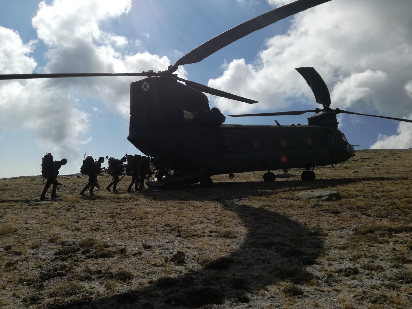 Instantanea de la Compañía 'Monteros de Espinosa' subiendo a un Chinook del Batallón de helicópteros de transporte V (BHELTRA V)