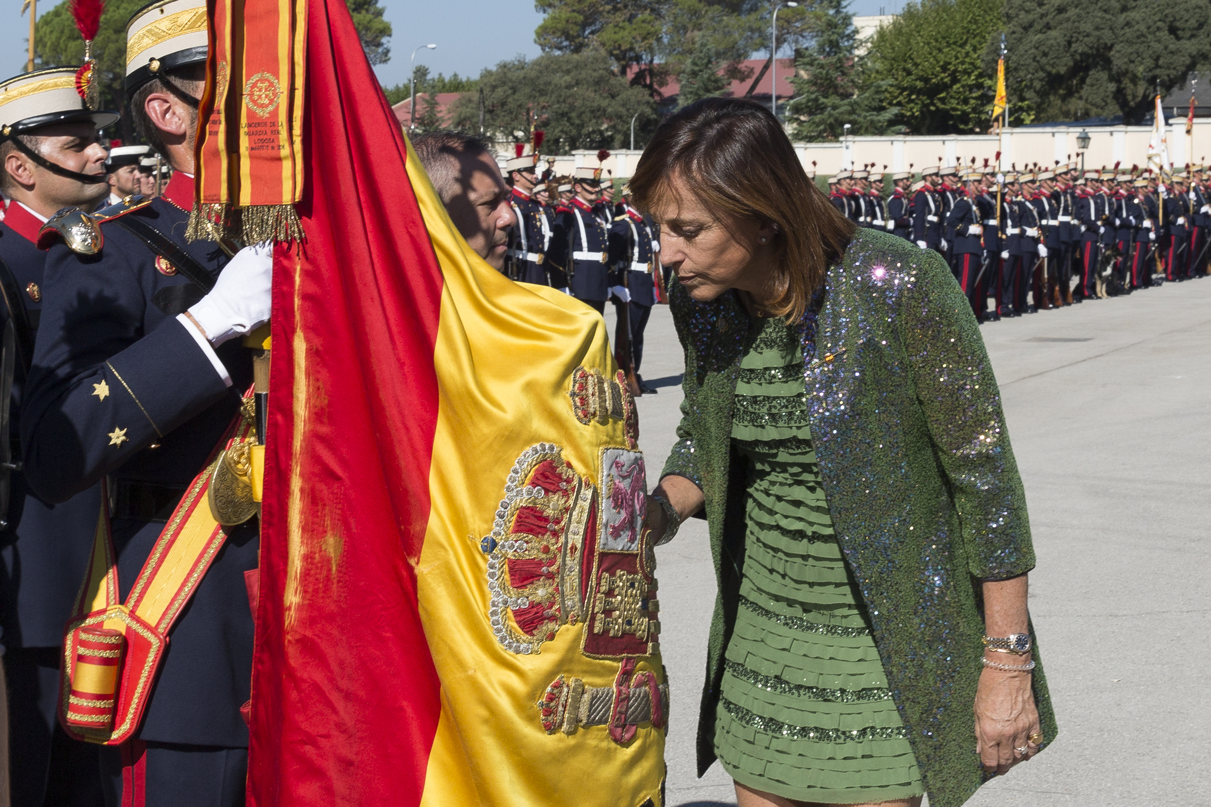 Jurando besando la bandera de España de la Guardia Real