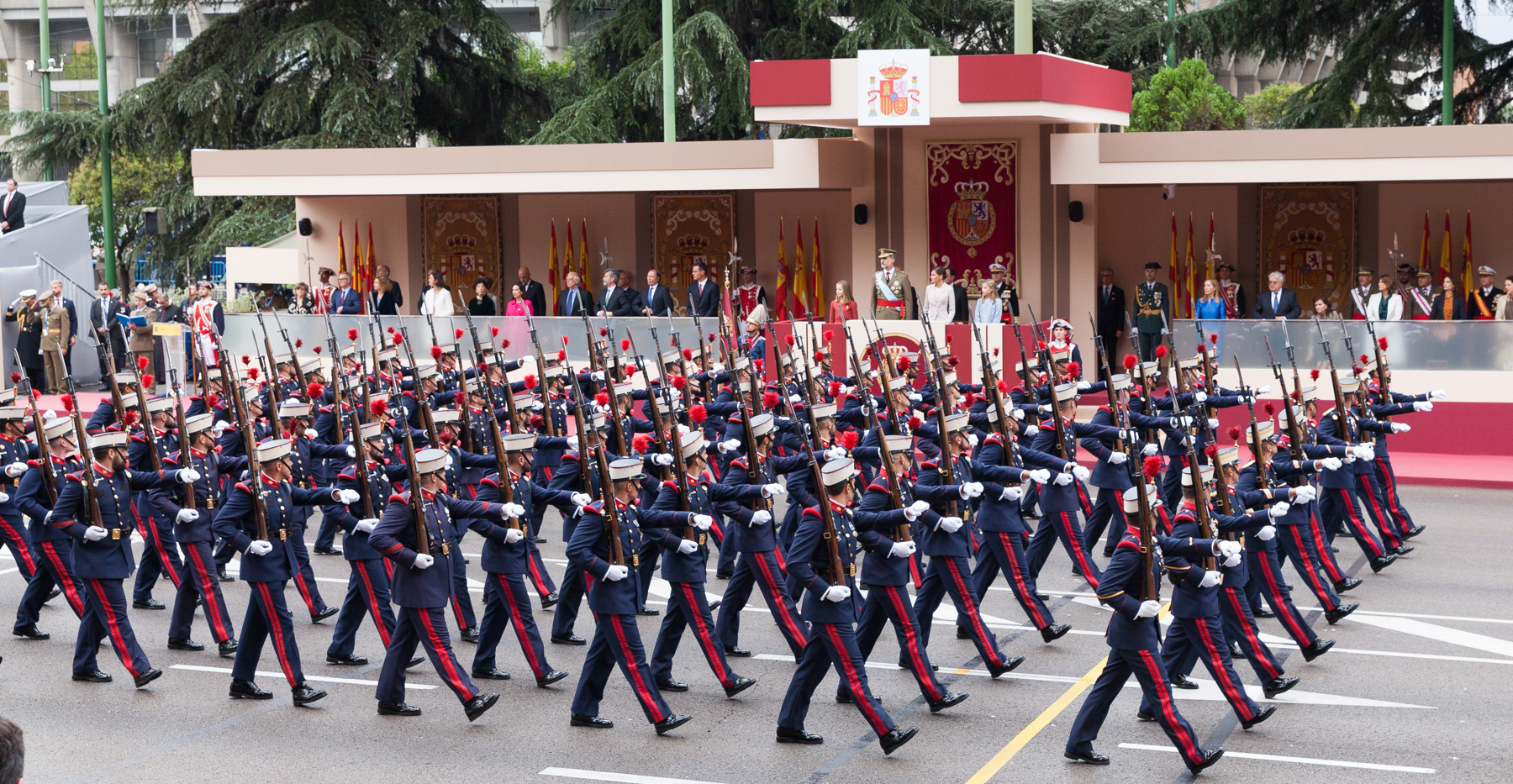Una compañía del Grupo de Honores desfila ante la Tribuna Real