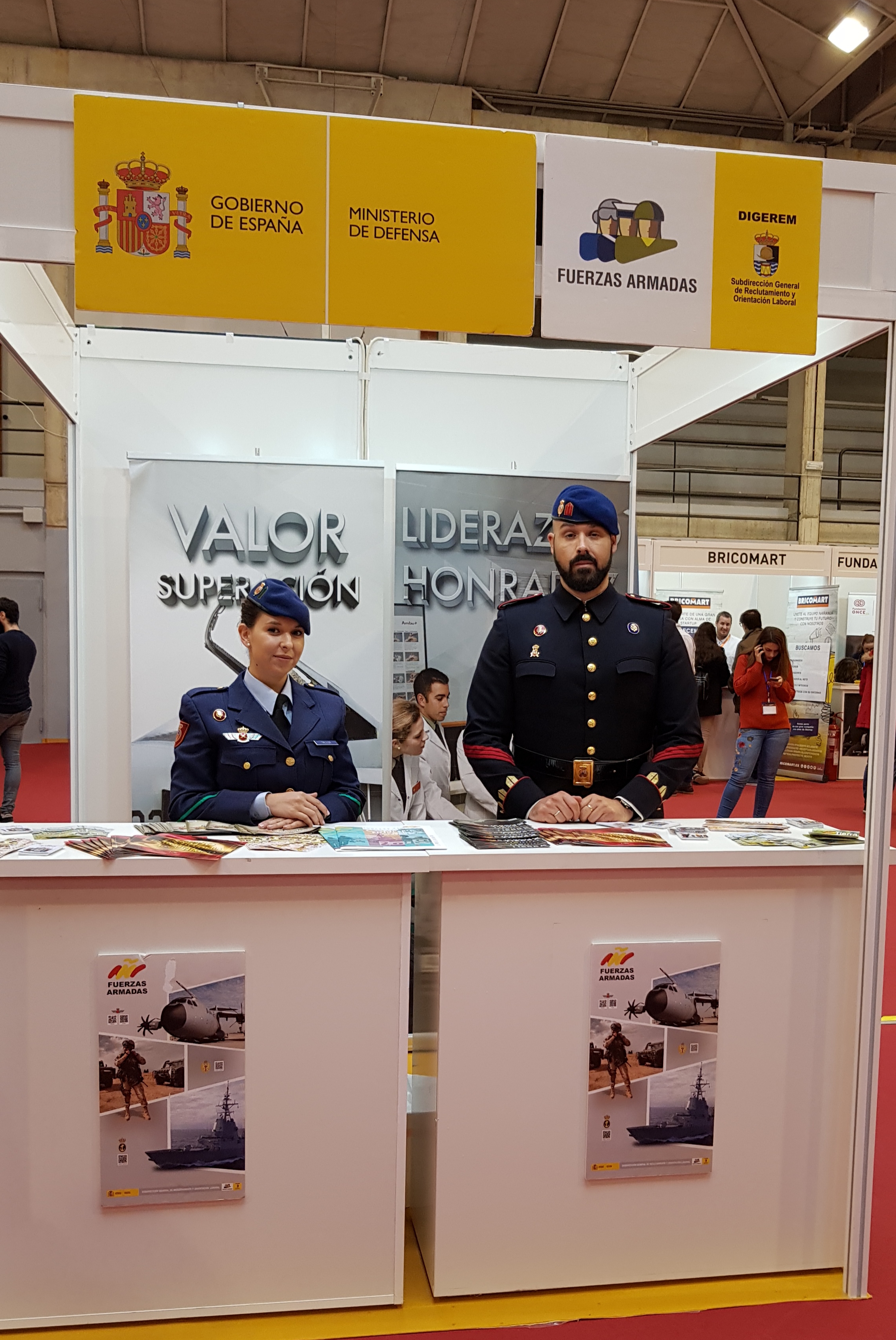 Nuestros guardias reales en el Stand del Ministerio de Defensa