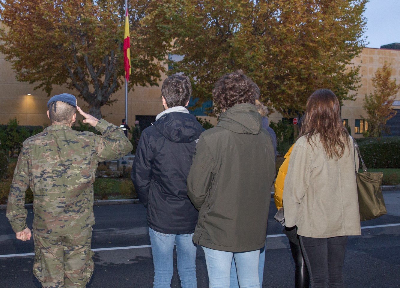 Los alumnos del instituto 'Veritas' asisten al izado de Bandera 