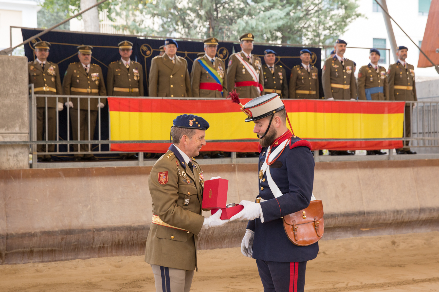 El coronel jefe haciendo entrega del premio al 'Artillero del año'