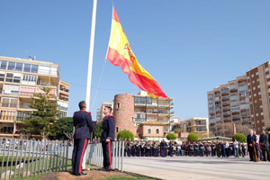Izado solemne de la bandera nacional en la Torre de San Vicente (Benicàssim) 