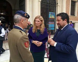 El jefe de Estado Mayor junto a la alcaldesa de Castellón y el presidente de la Diputación a la conclusión de un pasacalle