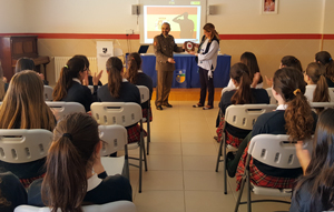 El equipo de información con jóvenes estudiantes del colegio de Fomento Torrenova de Betxí