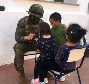 Los 'Monteros de Espinosa' en una actividad con escolares del área de Morella