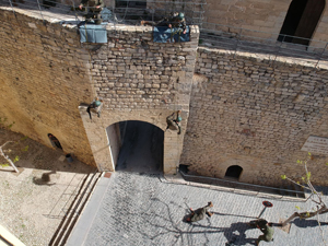 La Compañía “Monteros de Espinosa”,en torno a la Torre de San Miguel, desarrollando un ejercicio de rescate de un VIP