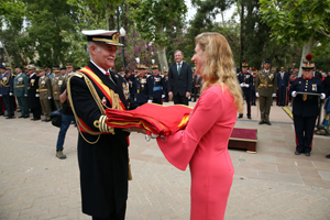 Entrega de la enseña nacional a la alcaldesa de Castellón, Amparo Marco 