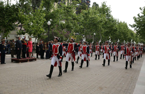 La compañía de Alabarderos desfilando en el Parque Ribalta