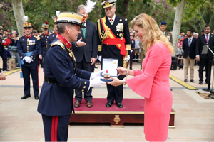 Entrega de un obsequio a la alcaldesa de Castellón de manos del coronel jefe de la Guardia Real