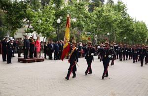 La enseña nacional a su paso por la tribuna