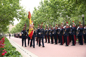 Incorporación de la bandera de la Guardia Real a formación