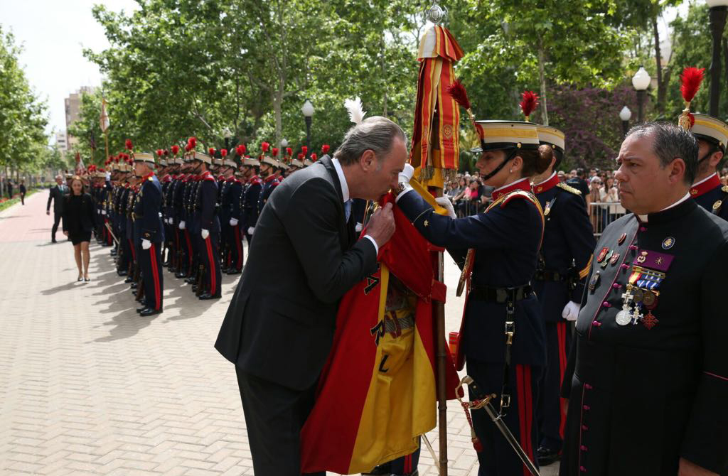 Jurando besando la bandera de España de la Guardia Real 