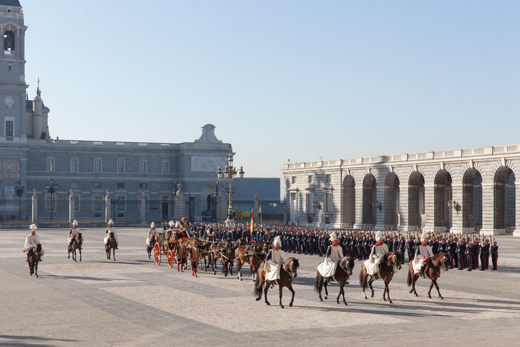 Una de las comitivas recibe honores en la Plaza de la Armería