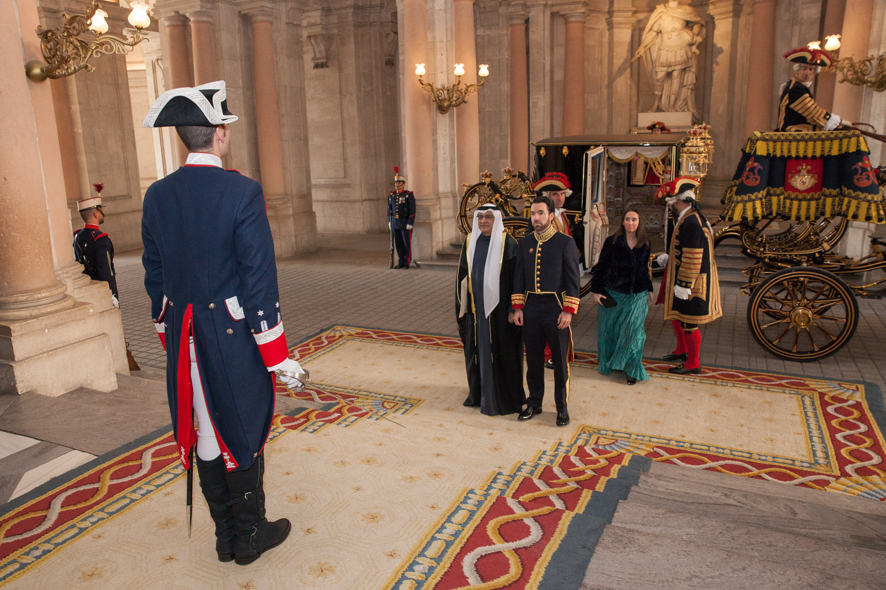 El teniente de alabarderos da novedades a la delegación de Kuwait