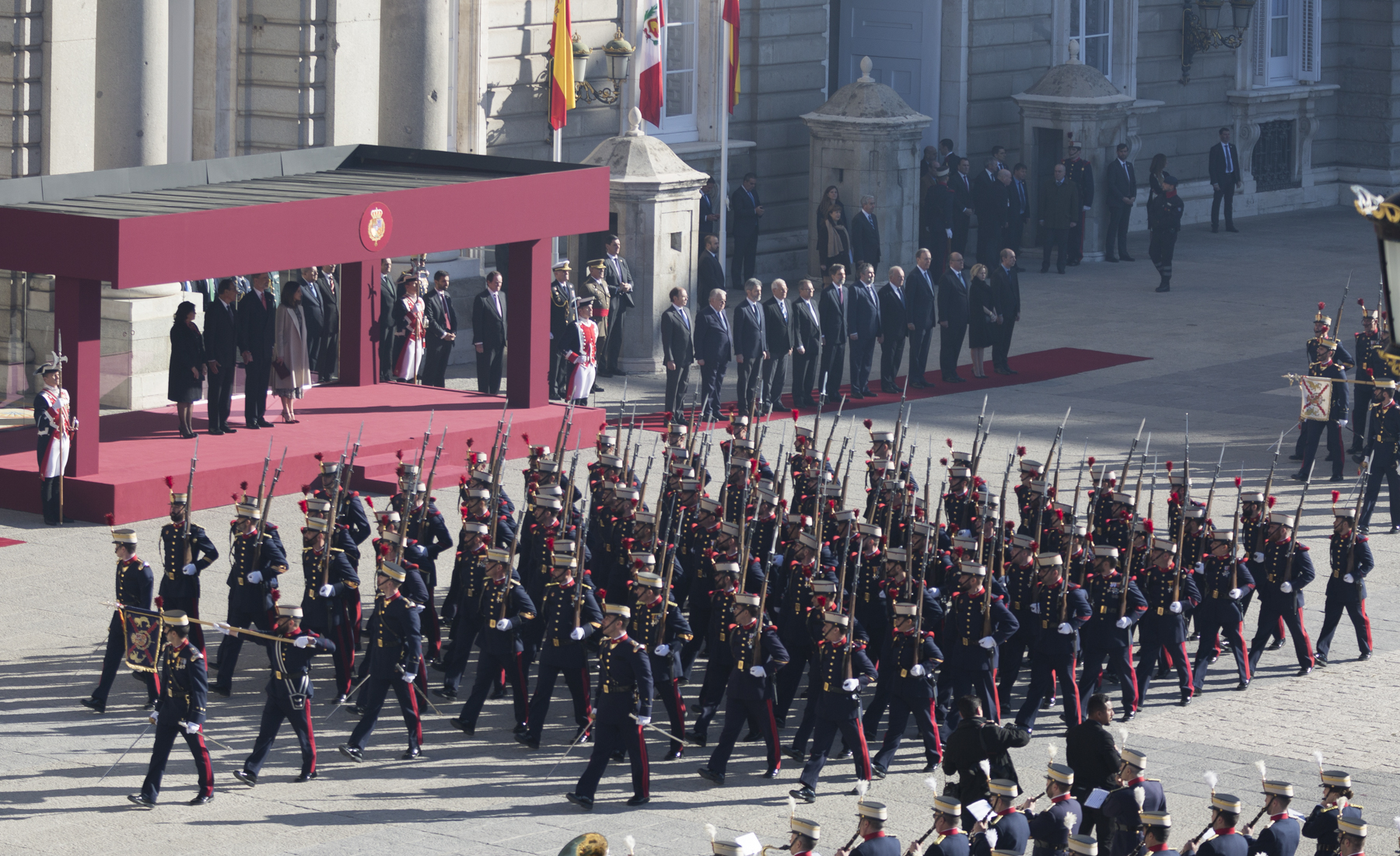 Detalle del desfile de las unidades a pie de la Guardia Real en el Palacio Real de Madrid