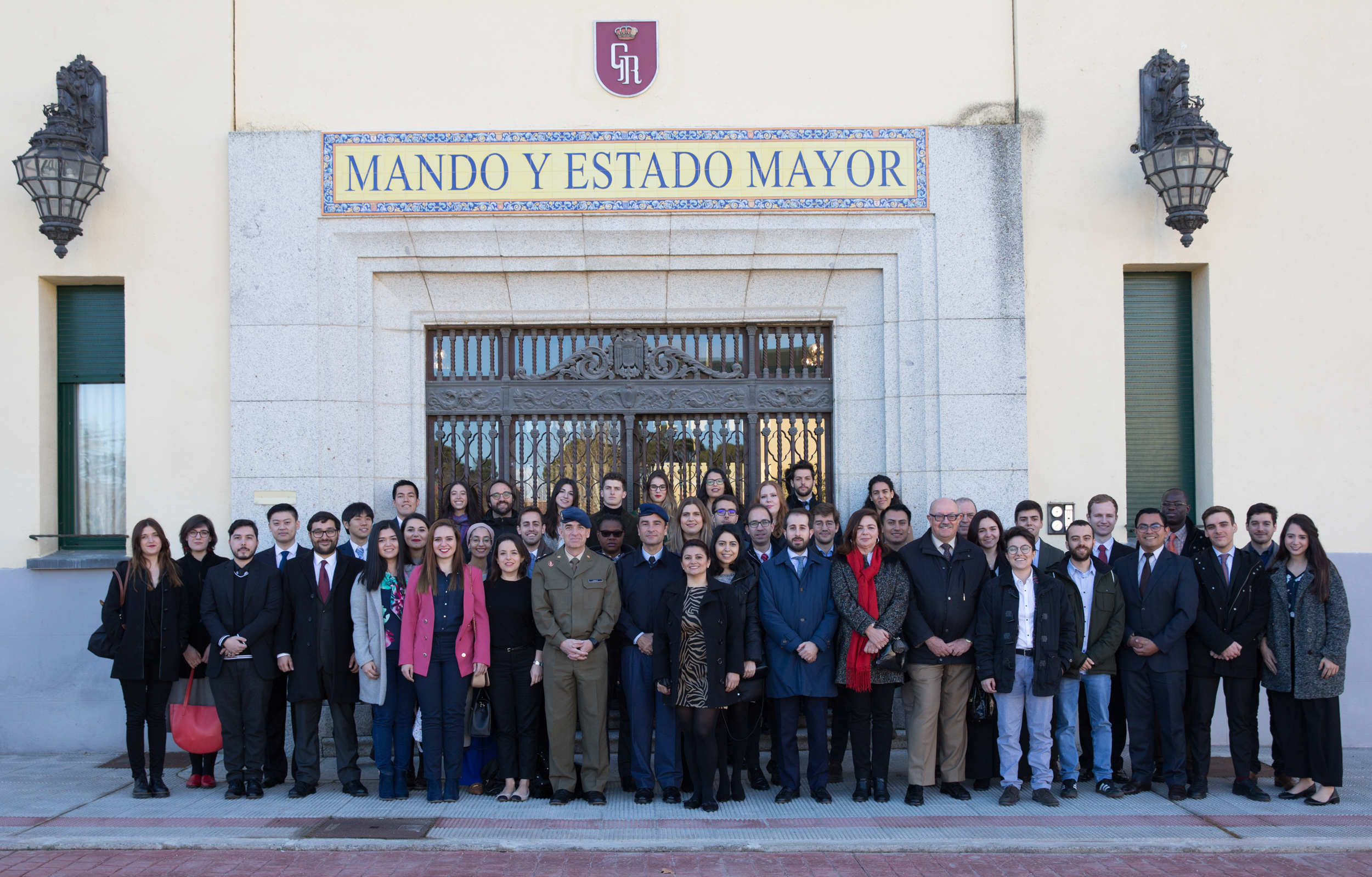 Alumnos del Master Interuniversitario en Diplomacia y Relaciones Internacionales posan frente al edificio del Estado Mayor