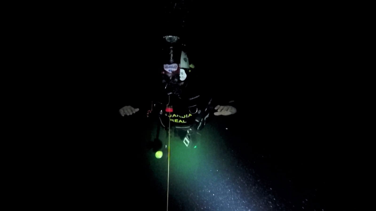 Miembro del Grupo de Buceo de la Guardia Real durante una de sus inmersiones 