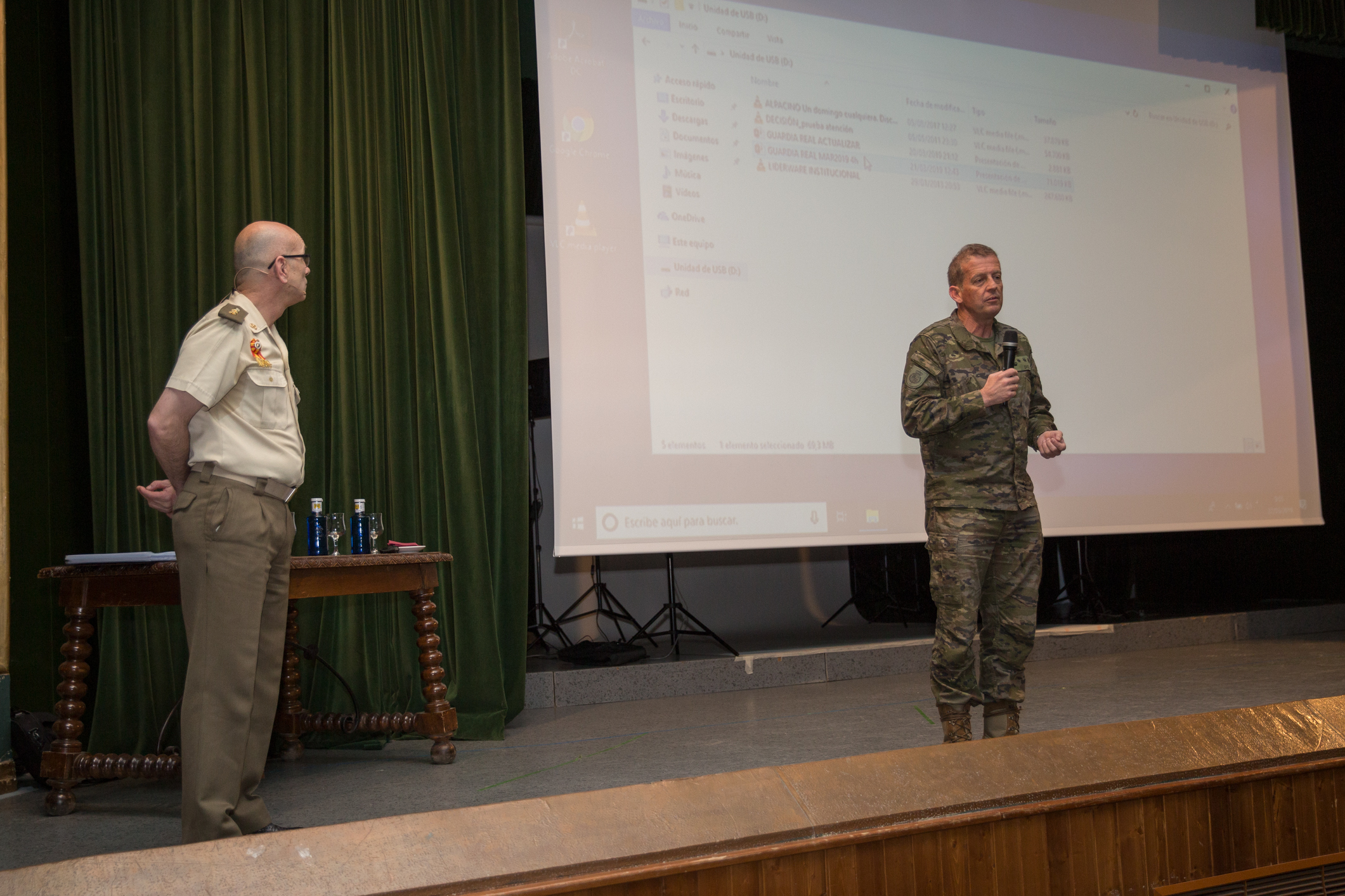 El coronel Eduardo Diz presenta al ponente
