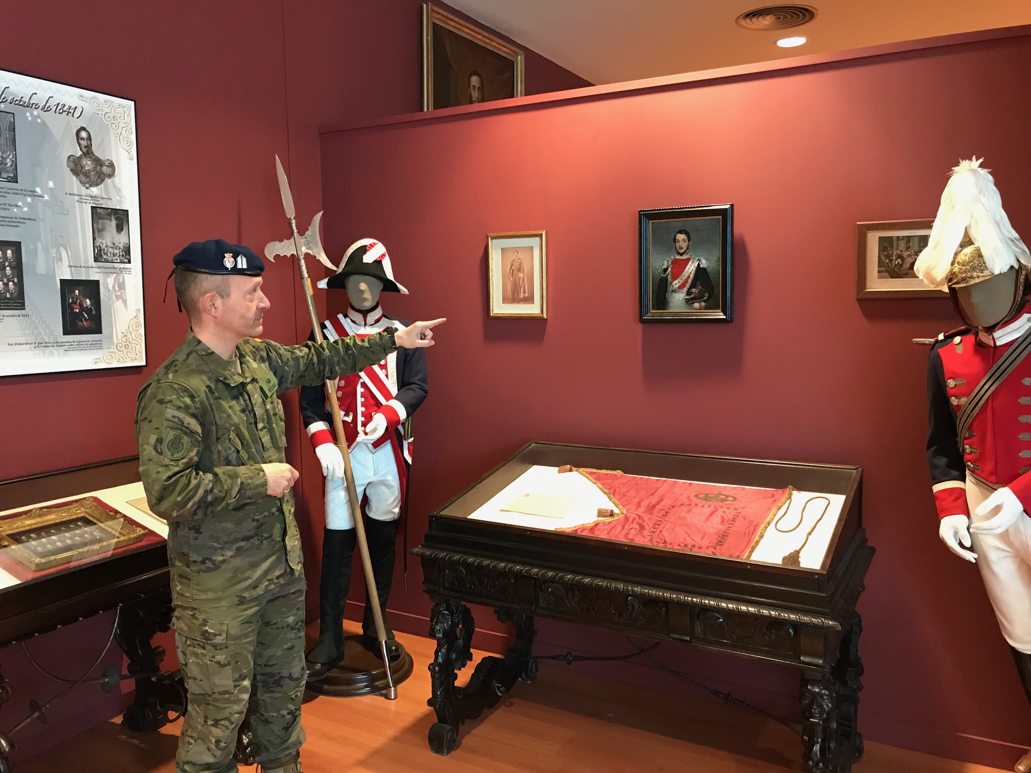 El brigada Miguel Rubio durante una explicación en la Sala Histórica