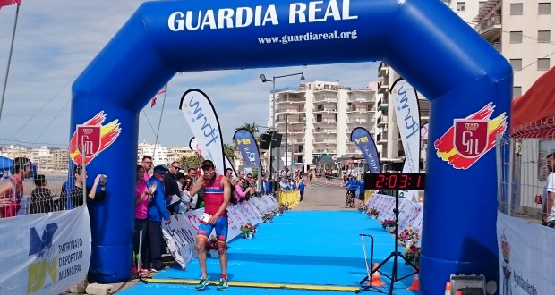 Un componente de la Guardia Real entra en meta en una edición anterior