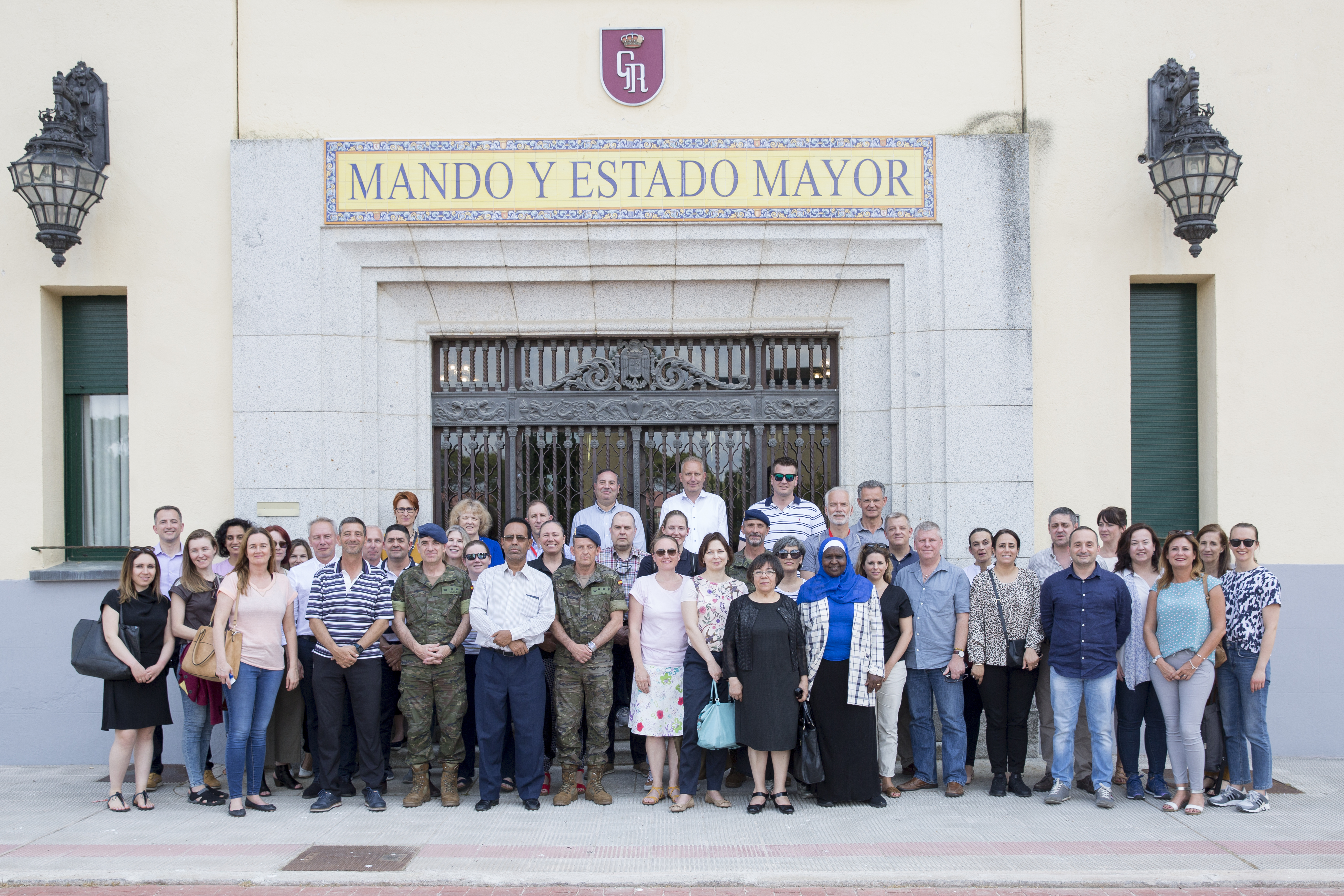 Instantanea de la comisión en el edificio del Estado Mayor