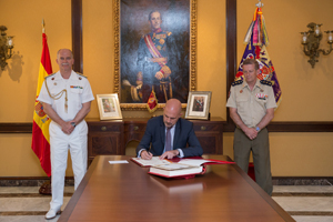 El Subsecretario de Defensa firma el libro de honor de la unidad
