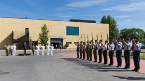 Instantanea de la rendición de honores a su llegada a la Guardia Real 