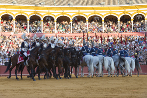 Carrusel de coraceros y lanceros en la Real Maestranza de Caballería de Sevilla