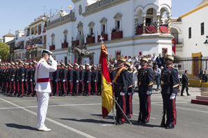 S.M. el Rey saluda a la bandera de España