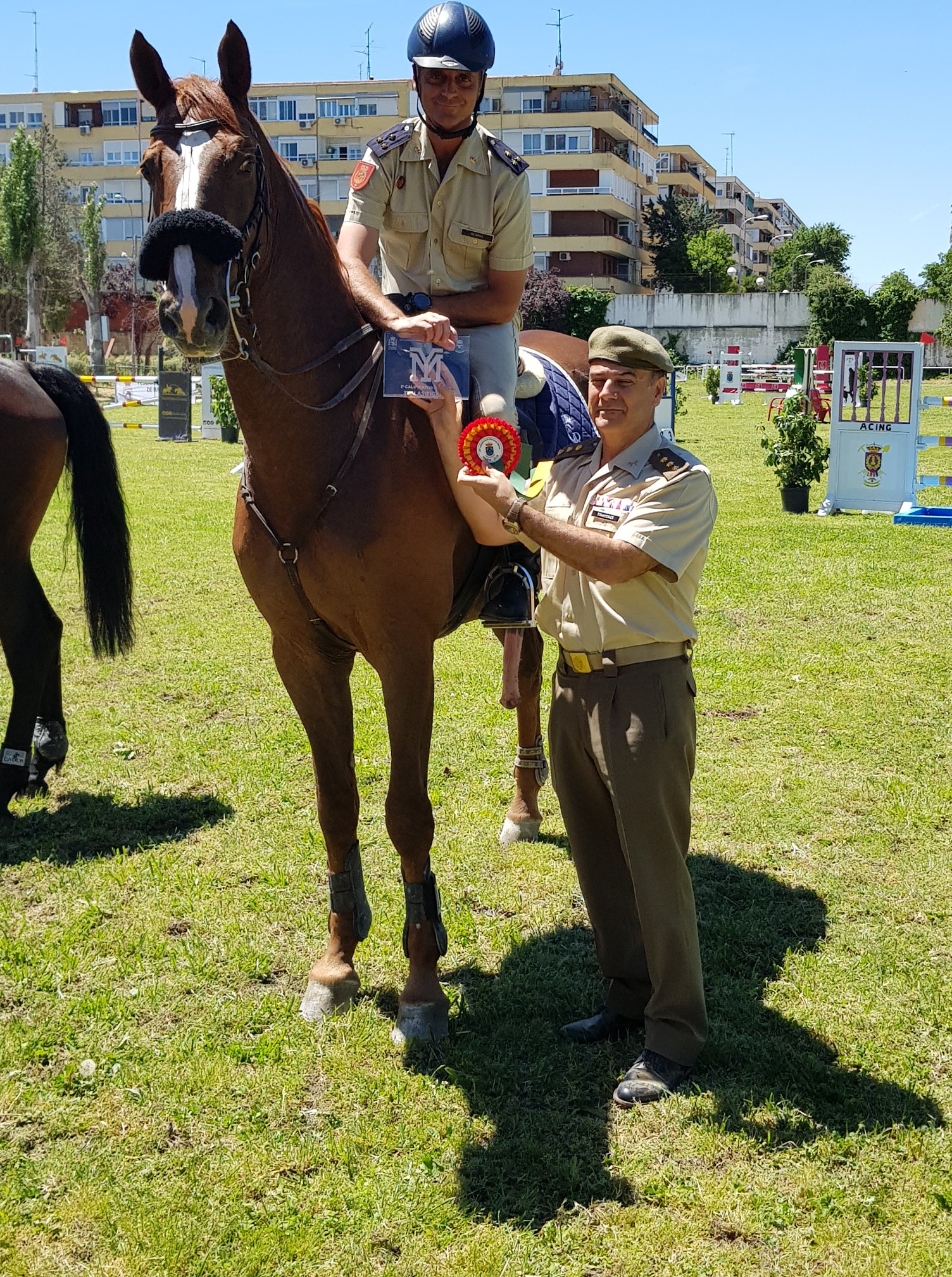 El capitán Borja Herráiz con su trofeo
