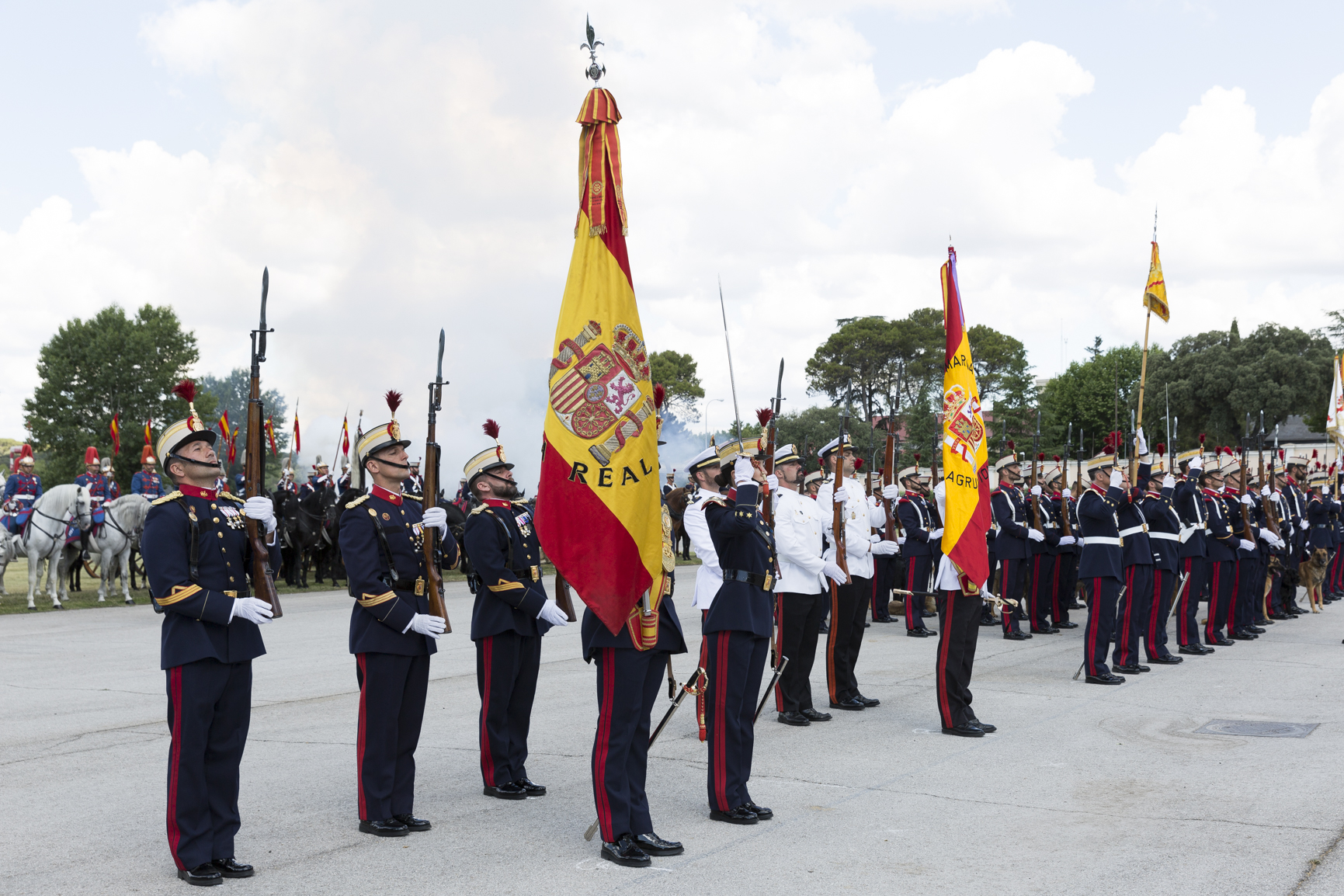 Las banderas de la Guardia Real e Infantería de Marina