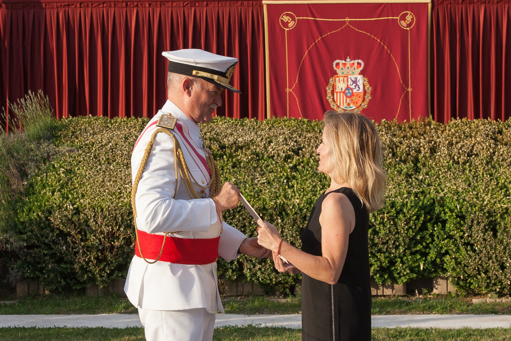 El almirante Ruiz Casas entrega el título a una nueva alabardera de honor