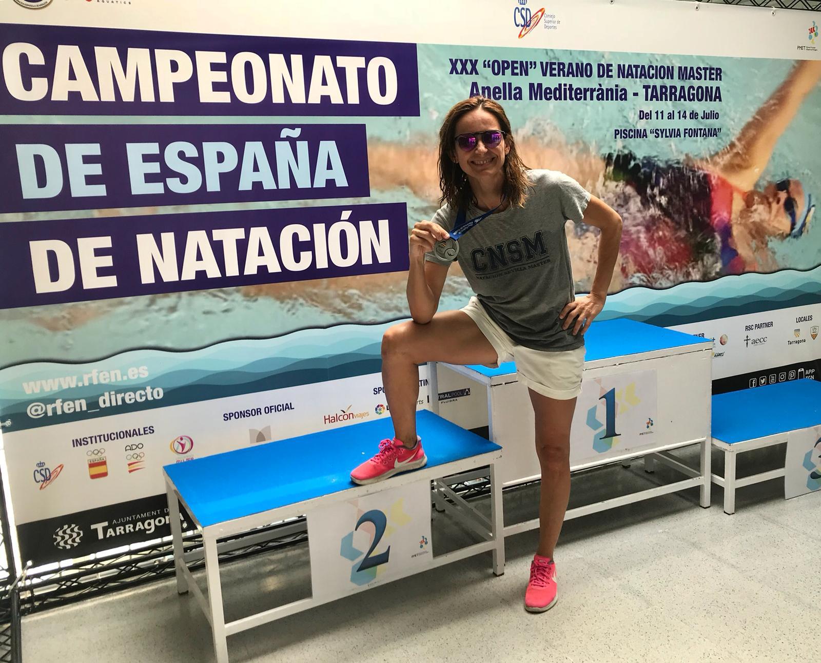 La teniente coronel Villalta posando con una de las medallas