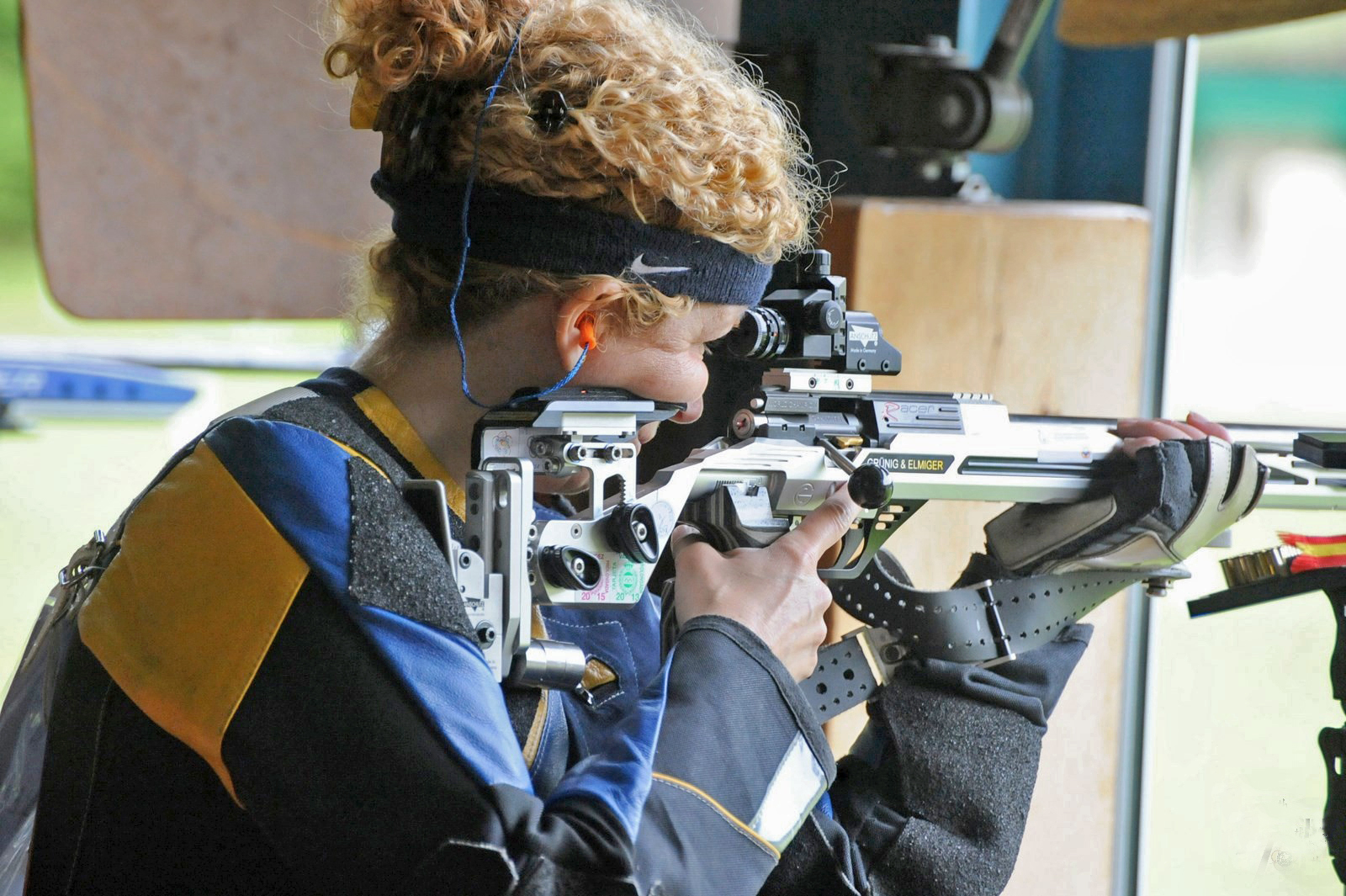 La cabo primero encarando el objetivo