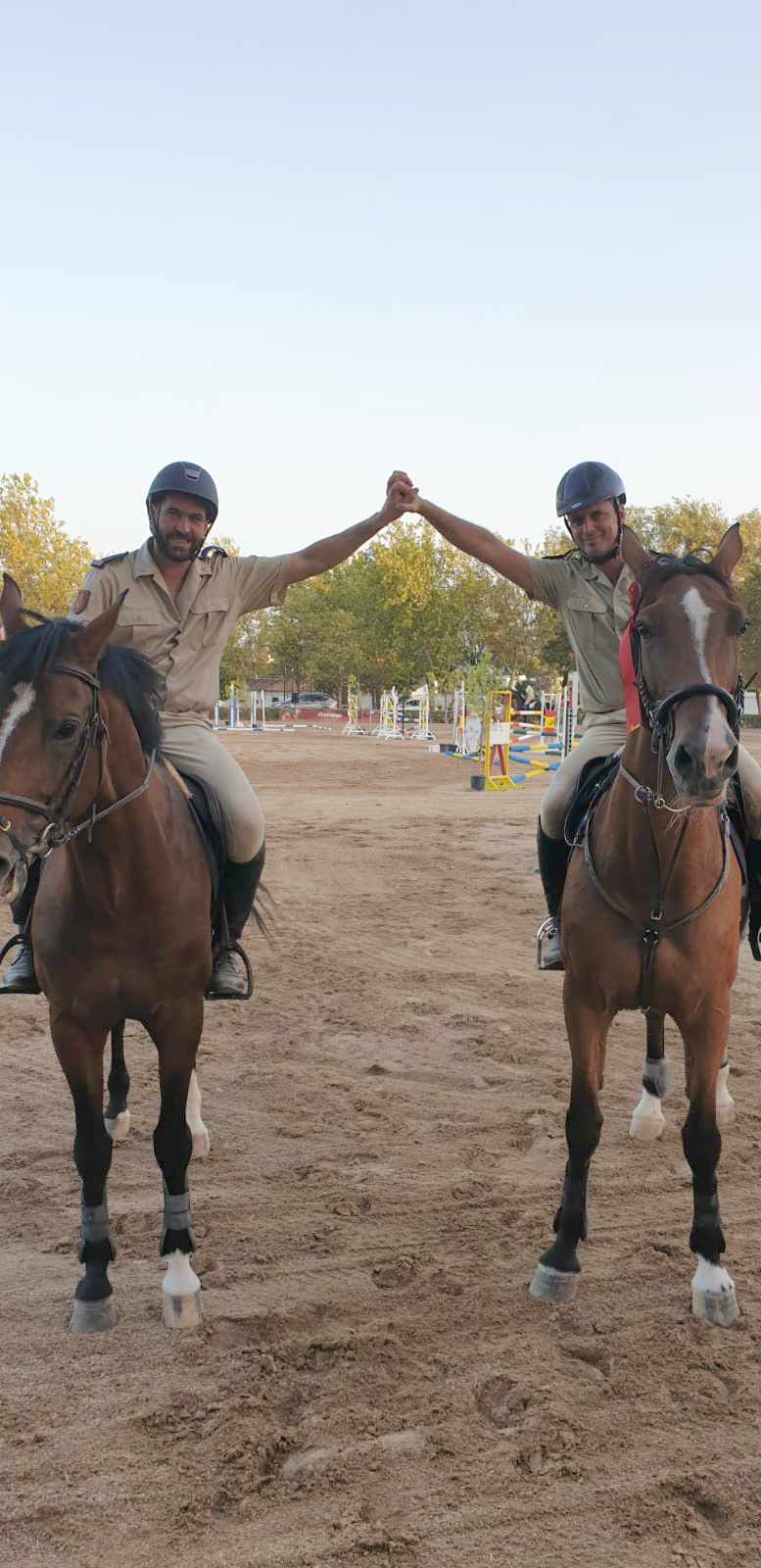 El capitán Herráiz y el guardia Real Santos celebran sus triunfos junto a sus monturas