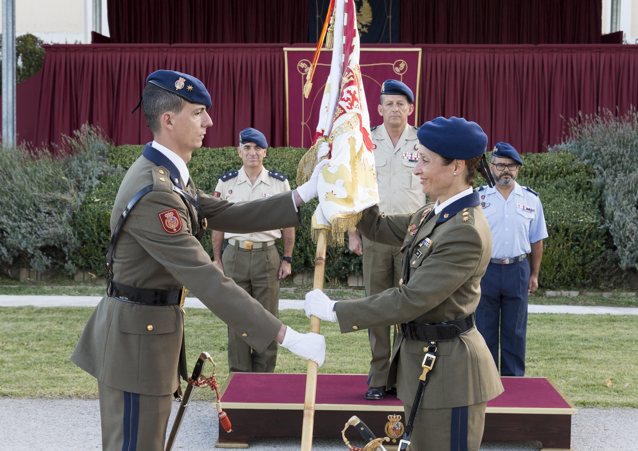 Momento de la entrega del guion de la unidad a la nueva jefa del Grupo de Apoyo