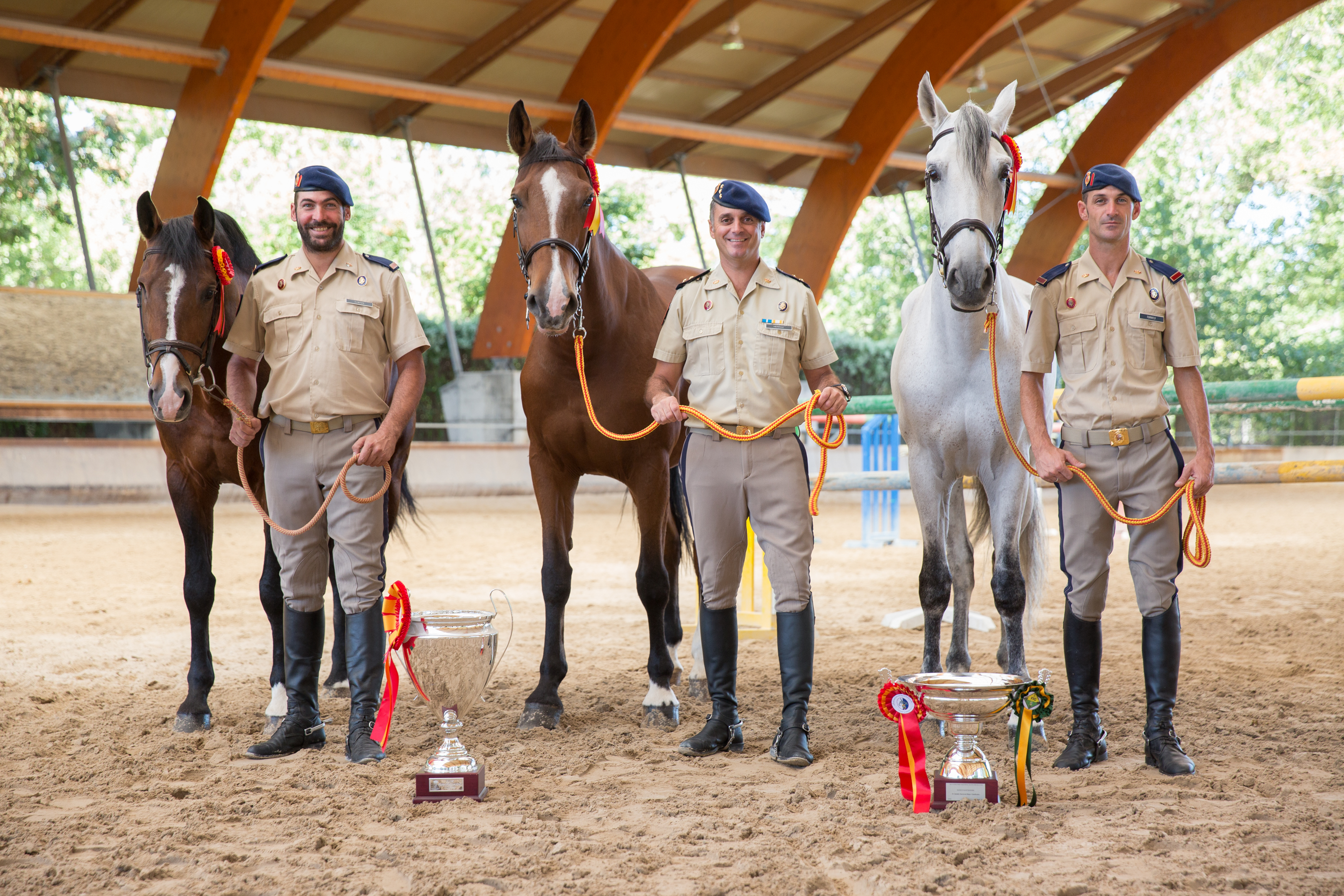 De izda a dcha: el guardia real Miguel Santos, con Delfín de Ibio; el capitán Borja Herraiz, con Grieta y el guardia real Rubén Torres, con Gelfe