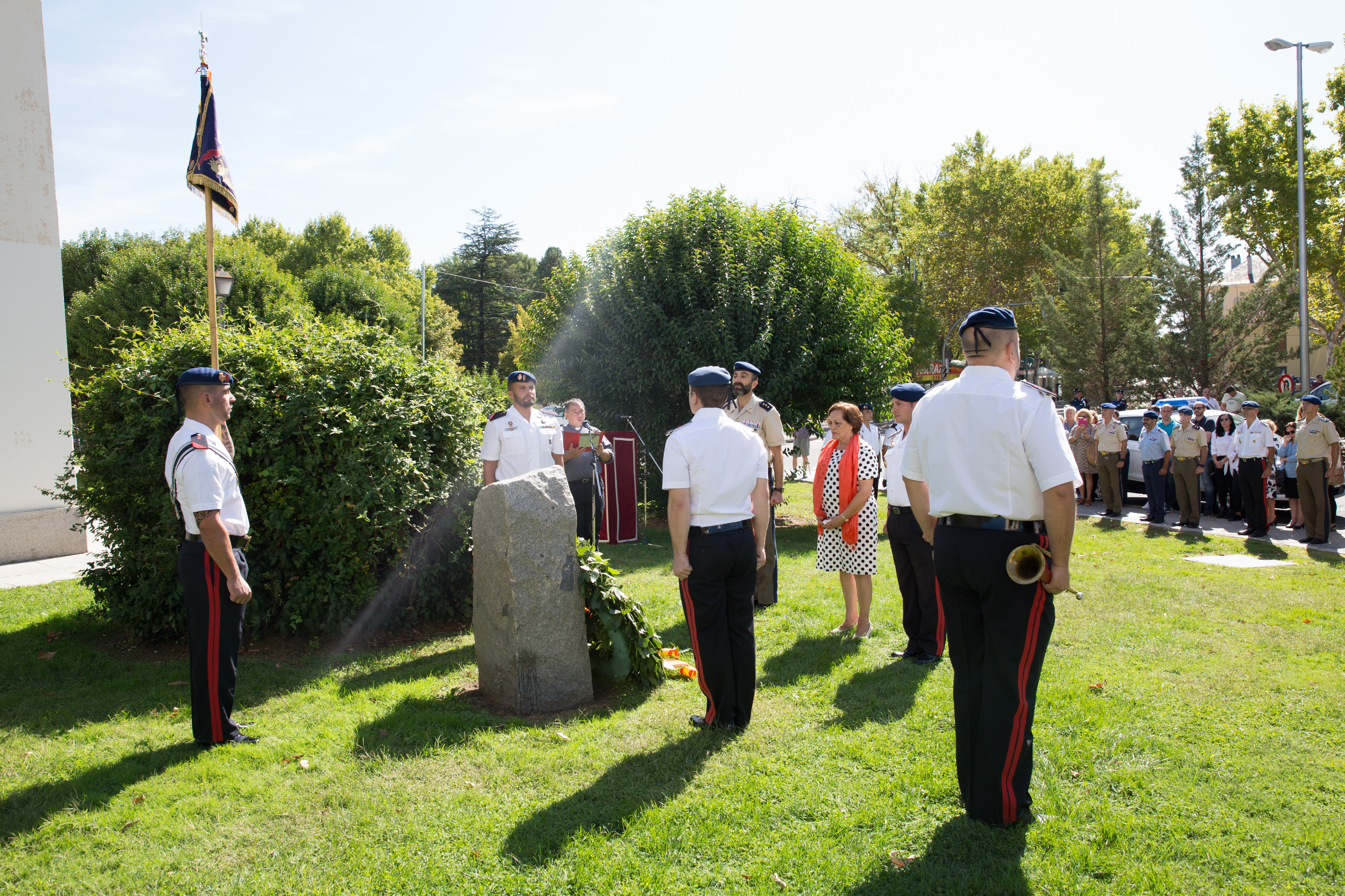 Momento de la colocación de la corona de laurel en el monolito