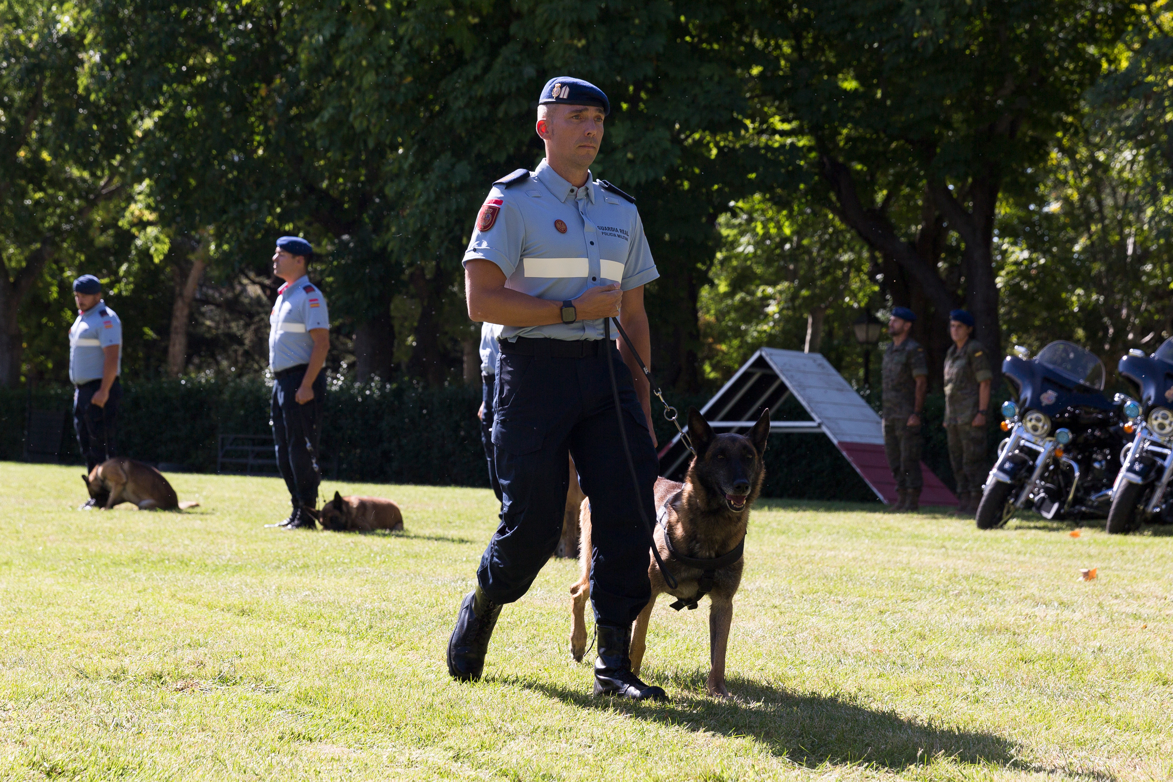 El brigada Derqui acompaña a Jano durante la ceremonia