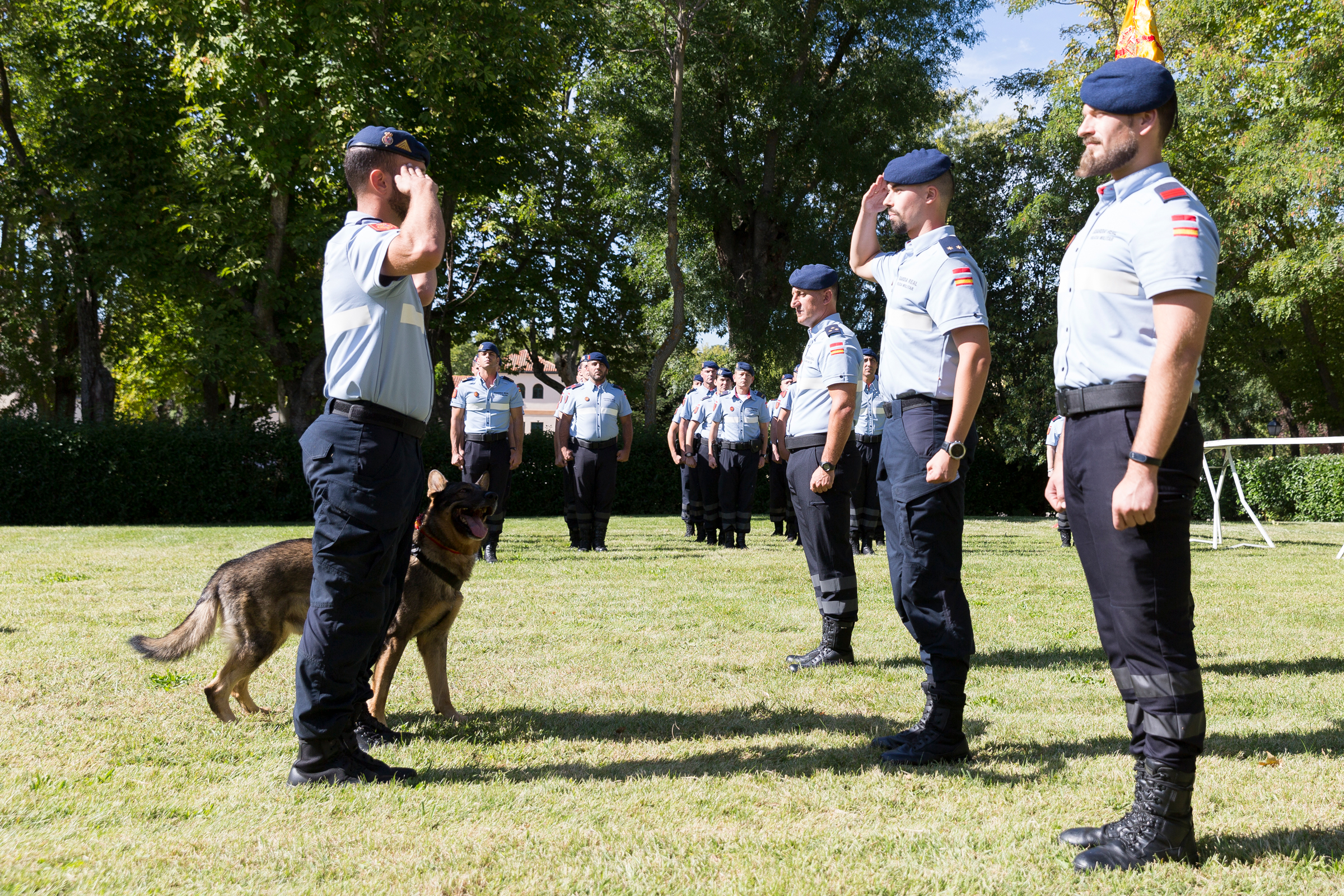 El binomio guía-perro dando novedades al teniente jefe de la Sección de Perros