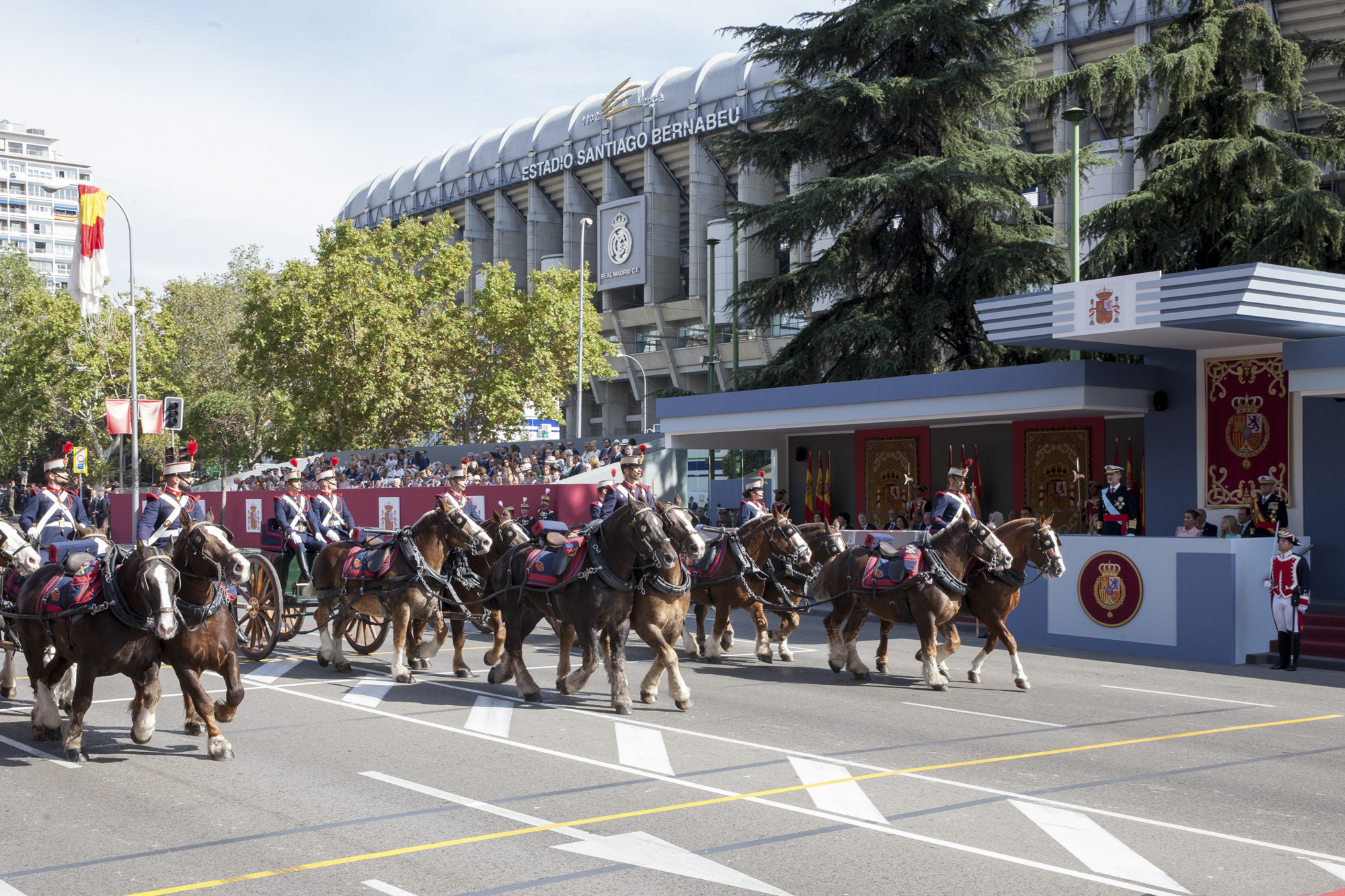 La Batería Real pasa por la tribuna ante SS.MM. los Reyes
