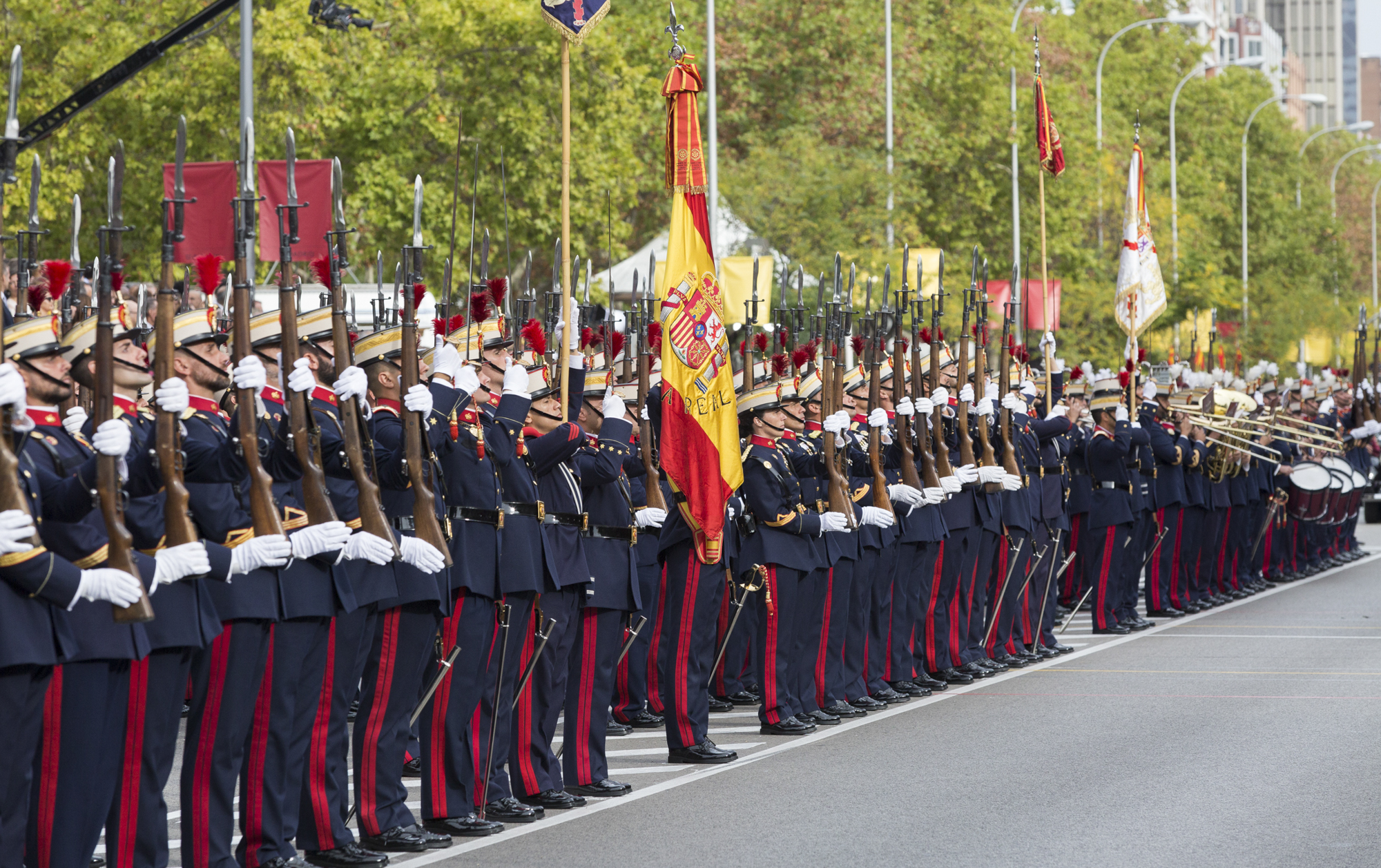 El Grupo de Honores de la Guardia Real rinde honores a S.M. el Rey