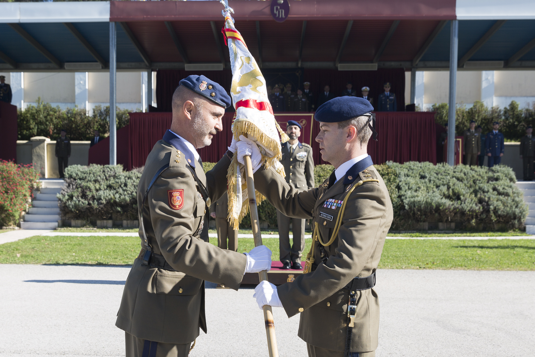 El teniente coronel Azuara entrega el guion de mando al teniente coronel Choya.